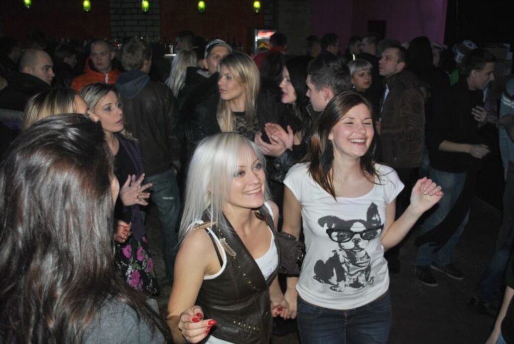 Smiltenē ir atklāts pirmais naktsklubs. Lielais ļaužu pieplūdums apliecināja, ka šāda izklaides vieta pilsētā  ir nepieciešama.
Autors: Sandra Pētersone