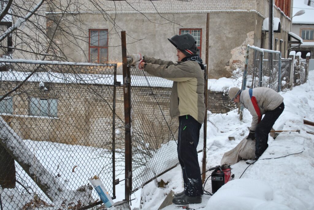 Domājot par jaunā naktskluba apmeklētāju drošību, otrdien tika atjaunots bojātais nožogojums pie Vidusezera  aizsprosta Smiltenē
Autors: Sandra Pētersone