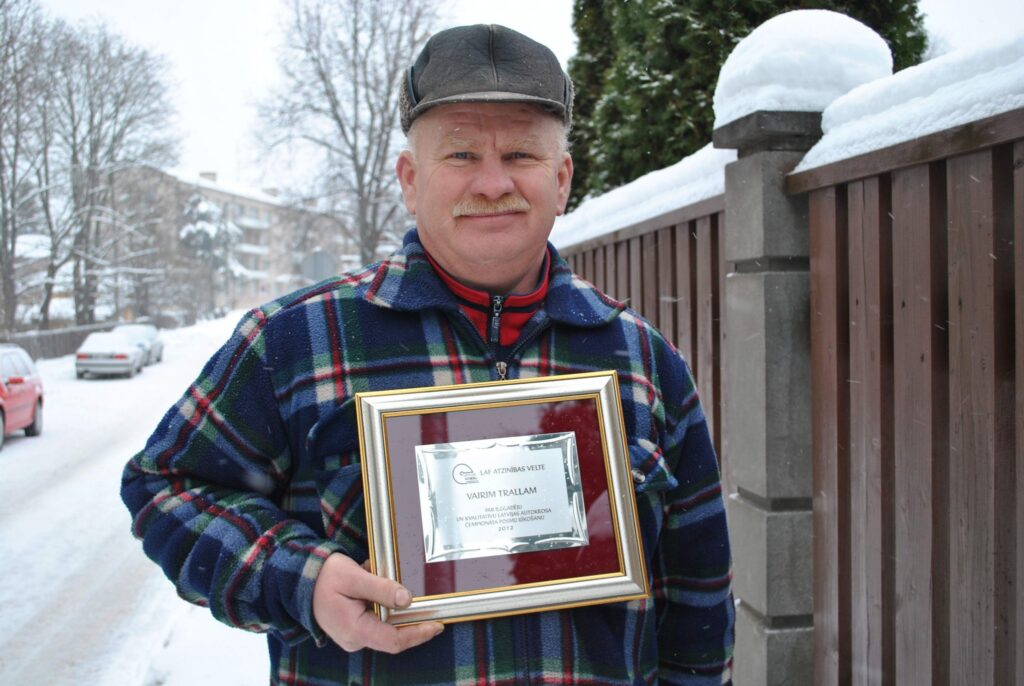 Tepera autotrases saimnieks Vairis Tralla saņēmis Latvijas Automobiļu federācijas Atzinības velti par  ilggadēju un kvalitatīvu Latvijas autokrosa čempionāta posmu rīkošanu.
Autors: Santa Sinka