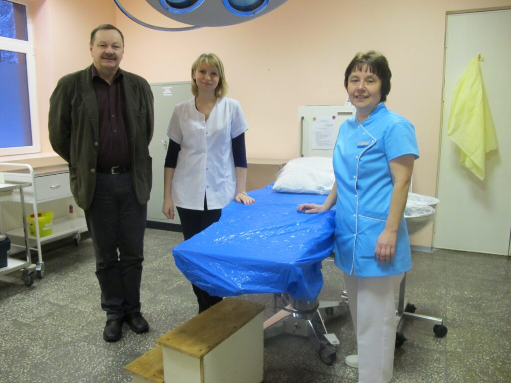 Valkas steidzamās medicīniskās palīdzības punkta dežūrārsts Guntis Kļaviņš, medicīnas māsa Aļona Drozdova un ambulatorās nodaļas virsmāsa Dināra Auniņa aicina iedzīvotājus nepieciešamības gadījumā meklēt medicīnisko palīdzību Valkā, nevis doties uz kaimiņpilsētu Valgu.
Autors: Inga Karpova