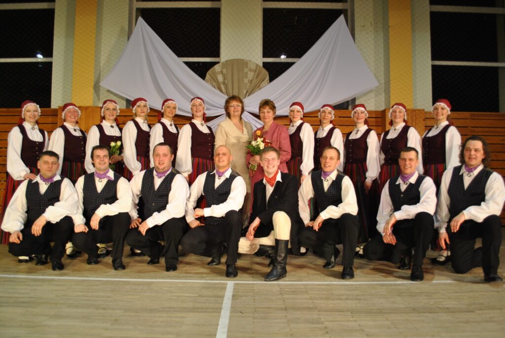 Sestdien, 12. janvārī, pirmo reizi koncertā (gandrīz tūlīt pēc dibināšanas) uzstājās Smiltenes  vidējās paaudzes tautas deju kolektīvs “Ieviņa” (vadītāja Laura Reimane), apliecinot - savulaik Ievas Adāvičas iedotā dejas māksla  nepazūd arī ilgā laikā.
Autors: Sandra Pētersone