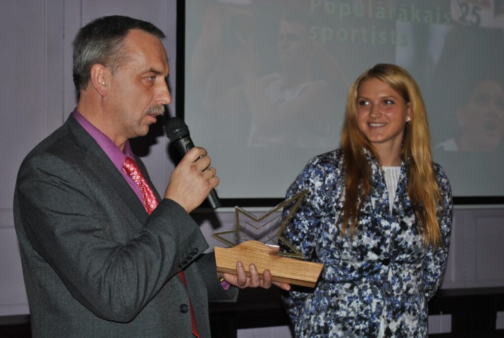 Balvu nominācijā “Smiltenes novada populārākais sportists” šķēpmetējai, olimpietei Līnai Mūzei pasniedza Smiltenes novada domes priekšsēdētājs Ainārs Mežulis.
Autors: Sandra Pētersone