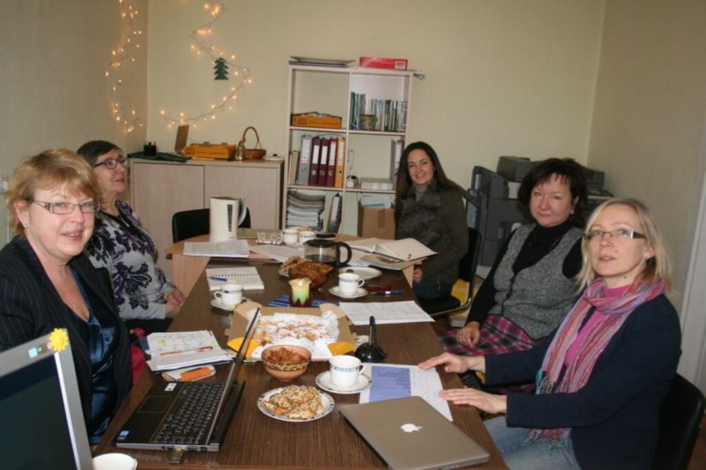 Valkā tikās Latvijas Lauku konsultāciju un izglītības sentra speciālistes ar Igaunijas Polvas lauksaimniecības attīstības centra pārstāvēm, lai vienotos pat turpmāko darbu projekta “Food Art” īstenošanā.
Autors: Aivars Zilbers