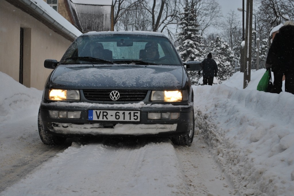 Šorīt, braucot pa Blaumaņa ielu uz poliklīniku Smiltenē vai no tās, automašīnām ir ļoti grūti izkļūt no ielas vidū iebrauktajām risām.
Autors: Sandra Pētersone