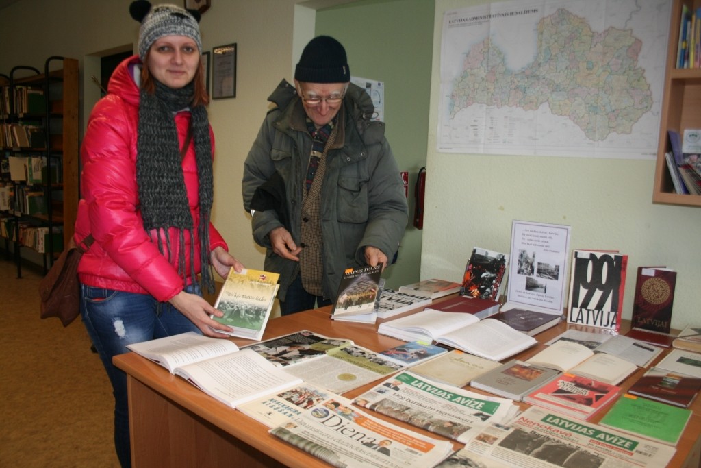 Par stendā izvietotajiem materiāliem interesējas gan kādreizējie barikāžu dalībnieki, gan jaunieši.
Autors: AIVARS ZILBERS