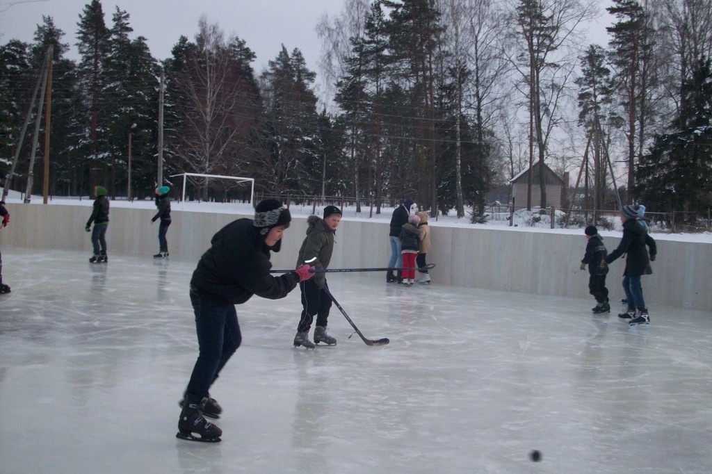 Līdz pulksten 16 Palsmanes slidotavu tagad izmanto jaunākās klases, bet pēc tam - vecākās. Vēlu vakaros un brīvdienās tur var slidot ikviens interesents.
Autors:  NO SKOLAS ARHĪVA