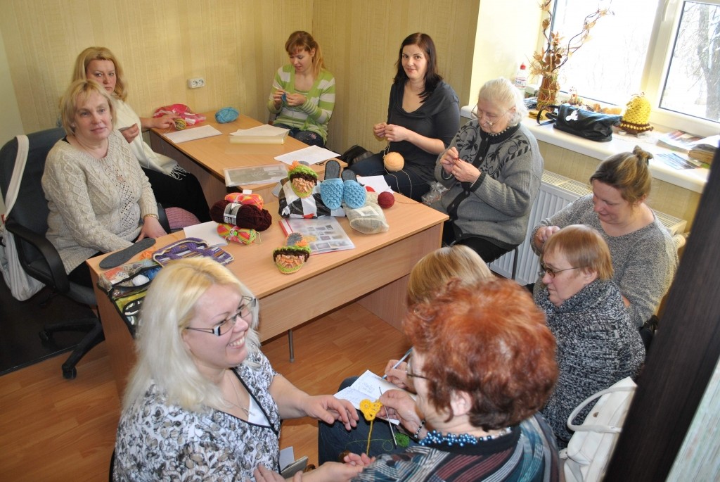 Blomes tautas nama trešā stāva saulainajās telpās ik ceturtdienu tiekas sievietes, lai nodotos rokdarbiem, savam vaļaspriekam un sirdslietai, un lai iemācītos ko jaunu.
Autors: SANTA SINKA
