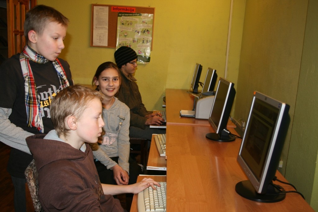 Skolēni atzina, ka bibliotēkā var labi pavadīt brīvo laiku, satikties ar draugiem un kopīgi meklēt internetā kādu skolai vajadzīgu informāciju, vai spēlēt datorspēles. 
Autors: AIVARS ZILBERS