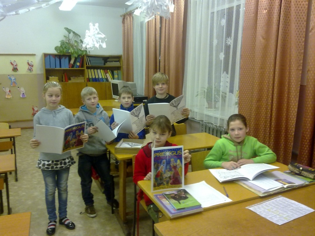 Variņu pamatskolas audzēkņi starpbrīžos un pēc stundām skolas bibliotēkā  var paņemt arī tās grāmatas, kas skolai uzdāvinātas Draudzīgā aicinājuma akcijā.
Autors: NO PERSONĪGĀ ARHĪVA