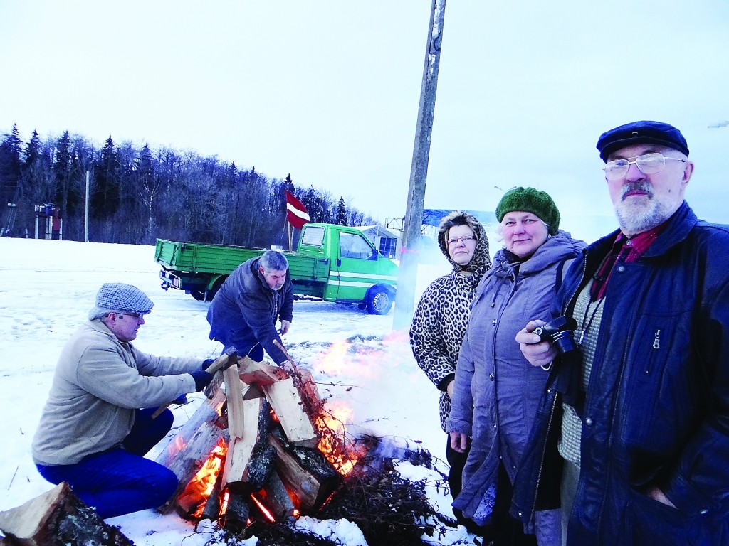 Kārķu saimnieki un iedzīvotāji pie ugunskura Ainažos protestēja ne tikai pret netaisnīgiem tiešmaksājumiem, bet arī pret nabadzību laukos kopumā.                                                                                                                                          

Autors:  FOTO: NO ARHĪVA