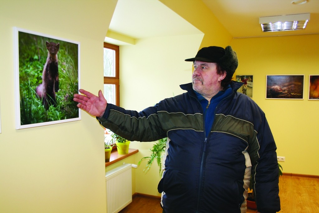 Izstādes apmeklētājs Dainis Zeps uzskata, ka fotogrāfijām ir arī audzinoša nozīme, jo tās it kā aicina saudzēt dabu mums visapkārt. 

Autors: FOTO: AIVARS ZILBERS