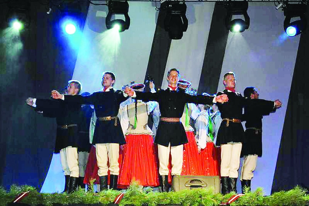 Ar Smiltenes ģimnāzijas 12.b klases skolnieku Jāni Bogdānovu (otrais no labās) kopā nekad nav garlaicīgi. 


Autors: FOTO: SANTA SINKA