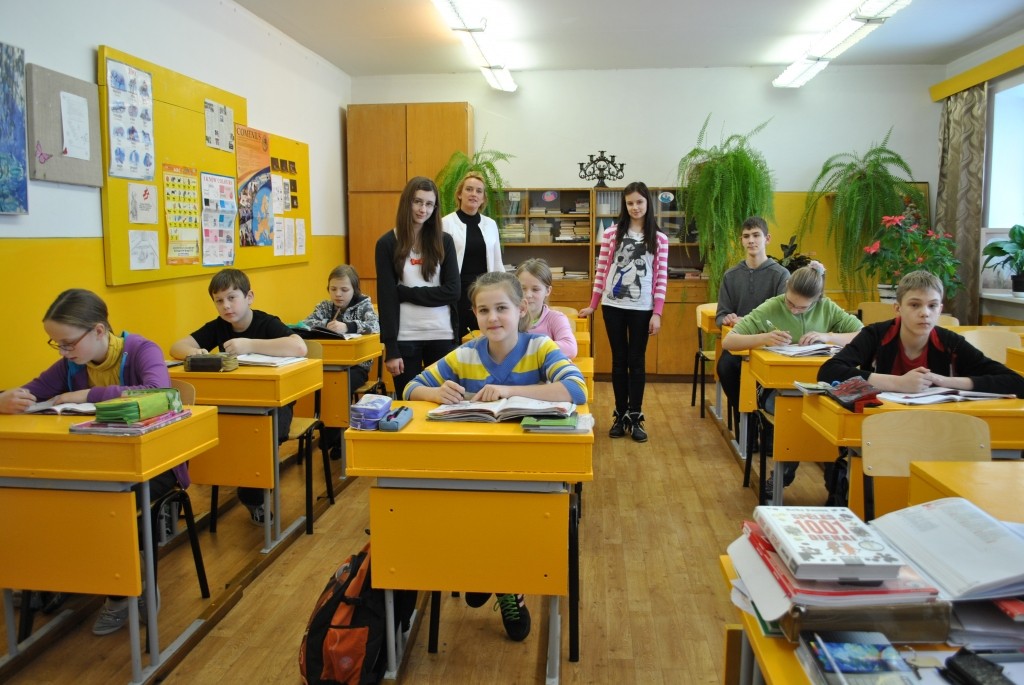 Šodien, Ēnu dienā, kopā ar “Ziemeļlatviju” Variņu pamatskolā viesojās arī mūsu redakcijas ēnas: Anete Jaunzeme -Šilaua (stāv pirmā no kreisās), Dinija Poikāne un Mārcis Bārdiņš. Skolu jauniešiem laipni izrādīja direktore Agita Birkenšteina (otrā no kreisās).
Autors: SANDRA PĒTERSONE