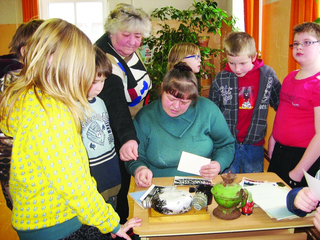 Savu skolas laiku atceras pamatskolas absolventes Pārsla Jermacāne (pie galda) un Ausma Jenste (centrā).                                         
Autors: FOTO: NO SKOLAS ARHĪVA