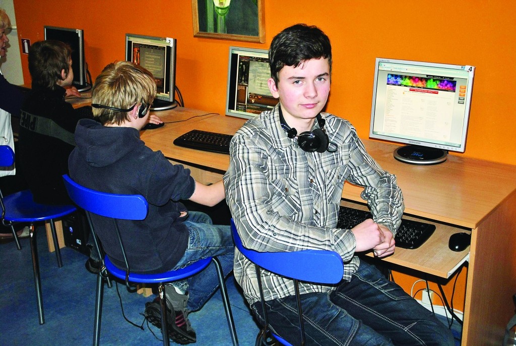 Smiltenes novada bibliotēkas Bērnu literatūras nodaļā ikviens apmeklētājs aicināts aizdomāties par drošu internetu. 15 gadus vecais Dāvis Markovs zina, ka ir jāciena pašam sevi un citi internetā, taču tajā pašā laikā atzīst, ka  daudziem bērni to neievēro.                                                                                                                                 

Autors: FOTO: SANTA SINKA