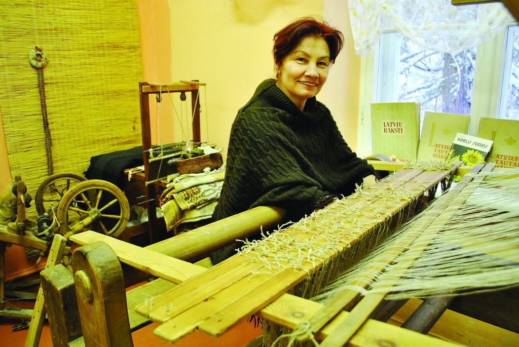 Smiltenes novada muzejā stelles nav tikai viens no eksponātiem, bet arī izmantojams priekšmets. Muzeja vadītāja Zinaida Bērza aicina interesentus nākt un aust.                                                                                          
Autors: FOTO: SANTA SINKA