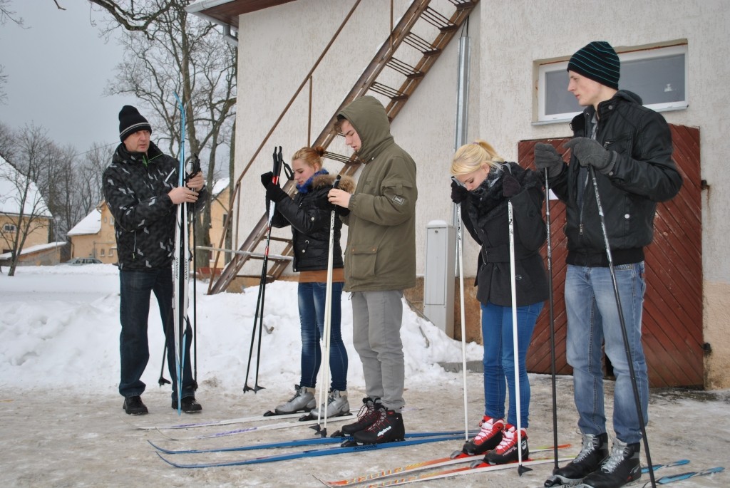 Biedrības “30draugi.lv”  valdes locekļa Leona Peļņas (no kreisās) īstenoto projektu par jauna slēpošanas inventāra  iegādi un nomu atzinīgi novērtē arī jaunieši
Autors: SANDRA PĒTERSONE