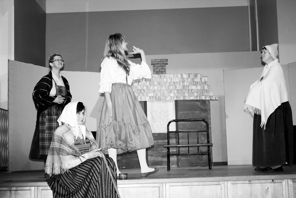 Teatralizētajā uzvedumā “Maija un Paija” pārliecinoši savas lomas attēloja Dzintra Pandalone (Sirmmāmiņa) , Diāna Kozlova (Ciepa), Kristīne Kozlova (Paija) un Daiga Ūdre (Pate).                                                

Autors: FOTO: INGA KARPOVA