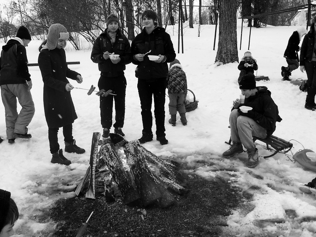 Pēc fiziskajām aktivitātēm bērni bauda Meteņu maltīti.      

Autors:   FOTO: AĪDA VĪTOLA