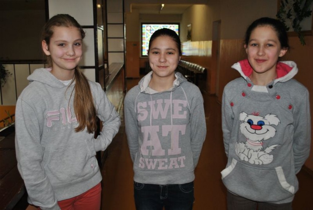 Variņu pamatskolas pašpārvaldes prezidente Samanta Kalniņa (no kreisās) un pašpārvaldes ministres Kristīne Alksne un Karīna Valtere kopā ar pārējo pašpārvaldes komandu šomēnes sarīkoja Sniega dienu jeb sportošanu visai skolai zem klajas debess ar dažādām fiziskām aktivitātēm. 
Autors: SANDRA PĒTERSONE