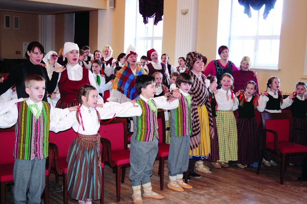 Jauno folkloristu saiets Valkā sākās ar kopus dziesmu “Mazs bij’ tēva novadiņis”.                                        
Autors: FOTO: ALDIS DUBĻĀNS