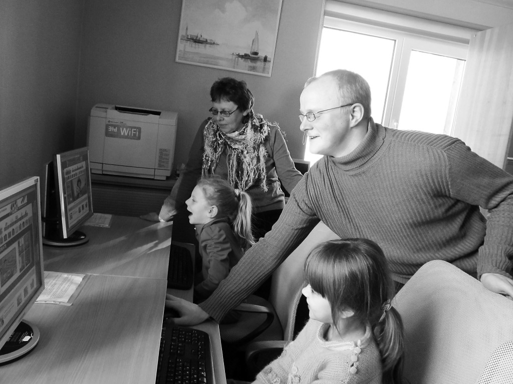 Ēveliešiem palīdzīgu roku interneta apgūšanā un iespēju izzināšanā sniedz brīvprātīgais palīgs informācijas tehnoloģiju speciālists Ēriks Grāpis. 

Autors: FOTO: NO PERSONĪGĀ ARHĪVA