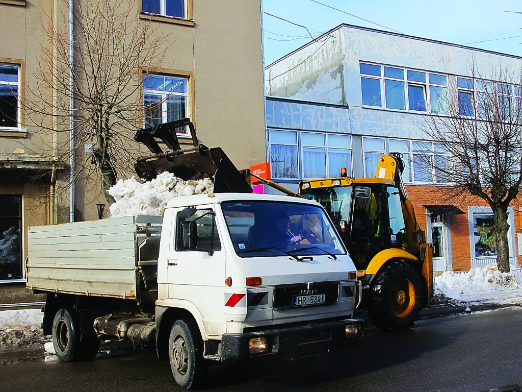 Šonedēļ Valkas centrā tiek izvesti milzīgie sniega vaļņi. 
Autors: FOTO: INGA KARPOVA