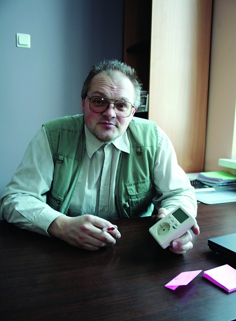 Skolotājs Valdis Jerums demonstrē ierīci, ar kuru ērti izmērīt elektrības rozetē pieslēdzama patērētāja jaudu dažādos darbības režīmos, kā arī kopējo patērēto enerģiju kWh.    
Autors: FOTO: ALDIS DUBĻĀNS