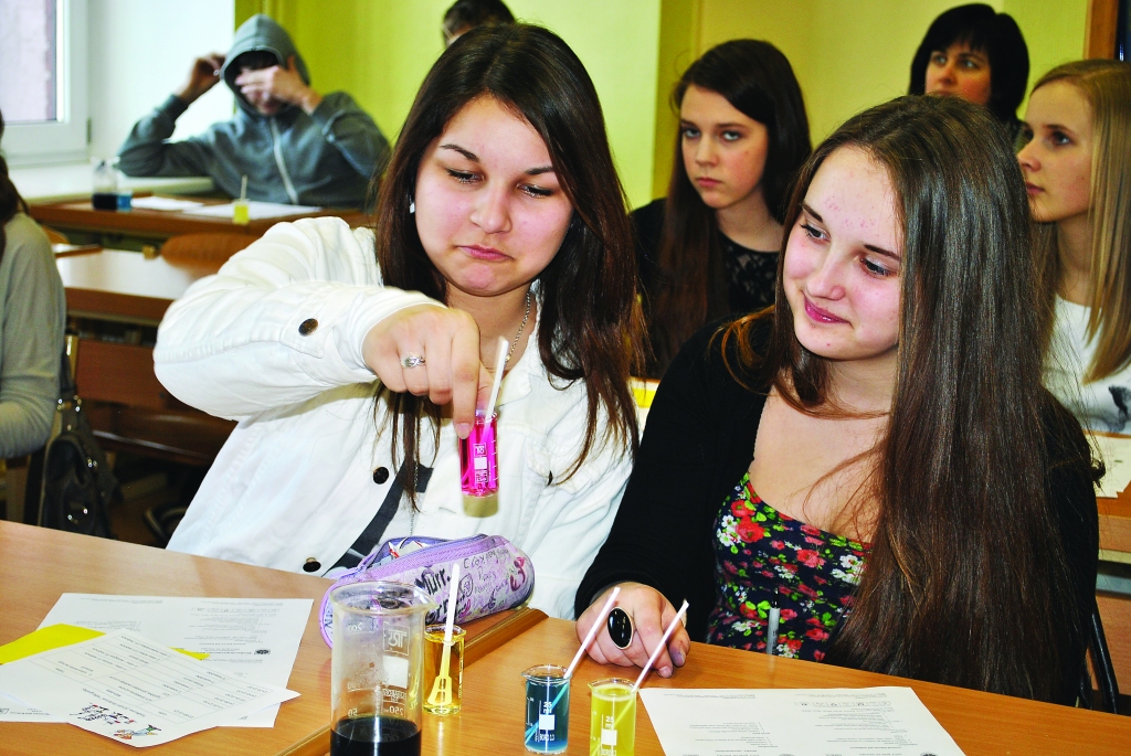 Arī 8. klases skolnieces Ramona Grase (no kreisās) no Palsmanes pamatskolas un Laura Savicka no Smiltenes ģimnāzijas sekoja ķīmijas studentu norādījumiem un jauca kopā dažādas vielas. 
Autors: FOTO: SANDRA PĒTERSONE
