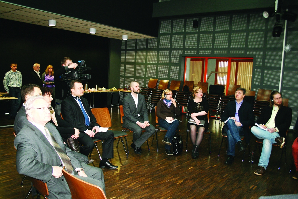 Dvīņu pilsētu asociācijas pārstāvji neformālā gaisotnē apsprieda iespējamos sadarbības projektus nākotnē.  
Autors: FOTO: AIVARS ZILBERS
