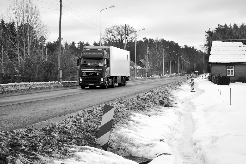 Līdz ietvei un līdzenam asfalta segumam šajā Valkas ielas posmā Strenčos vēl jāgaida līdz maijam. Pērn iesāktie būvdarbi tur vēl nav pabeigti.          
Autors: FOTO: SANDRA PĒTERSONE