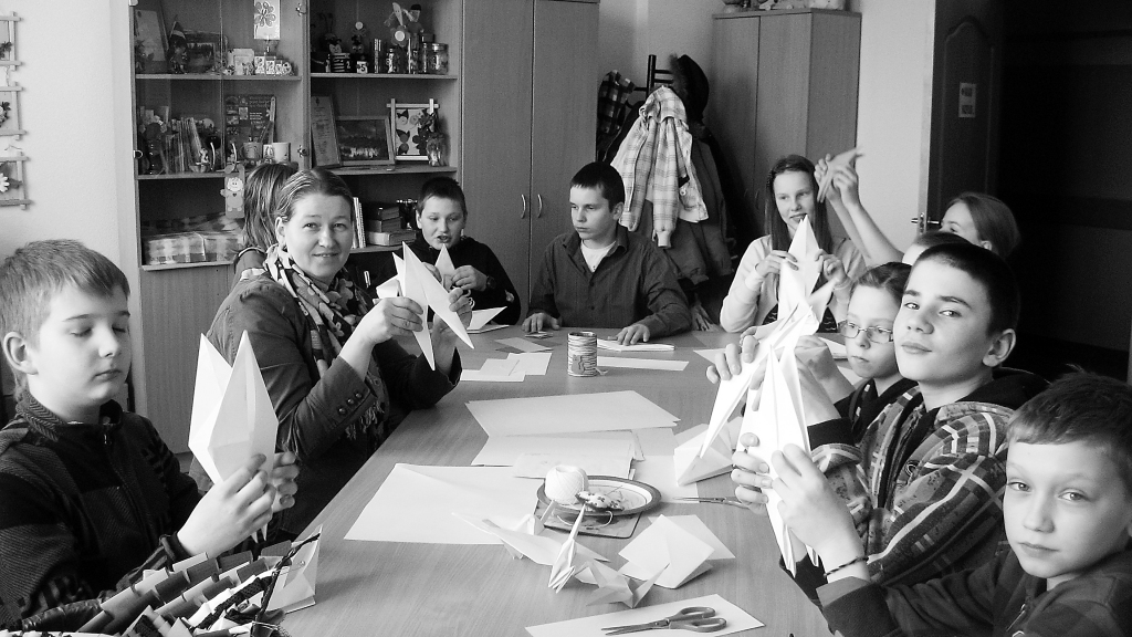 Kristīne Ganiņa radošajā darbnīcā mazpulcēniem mācīja locīt origami. 
Autors: FOTO: VITA KALVĀNE