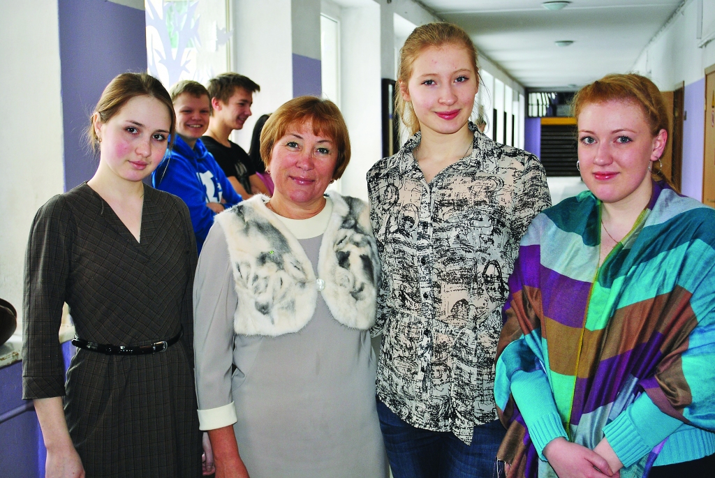 Divās Smiltenes skolās praksē sākušas strādāt studentes no Krievijas Anna Šabanova (no kreisās), Viktorija Kokouļina un Nataša Smirnova. Kopā ar jaunietēm ir viņu katedras vadītāja, profesore Jeļena Galickiha (otrā no kreisās).  
Autors: FOTO: SANDRA PĒTERSONE