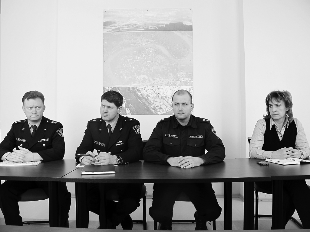 Pagājušonedēļ ar Vidzemes reģiona žurnālistiem tikās Valsts policijas Vidzemes reģiona pārvaldes priekšnieks Imants Mitrošenko (no kreisās), Patruļpolicijas nodaļas priekšnieks Aldis Pāže, Kārtības policijas biroja priekšnieks Ansis Pumpurs un pārvaldes priekšnieka palīdze Ilze Ungure.    
Autors: FOTO: INGA KARPOVA