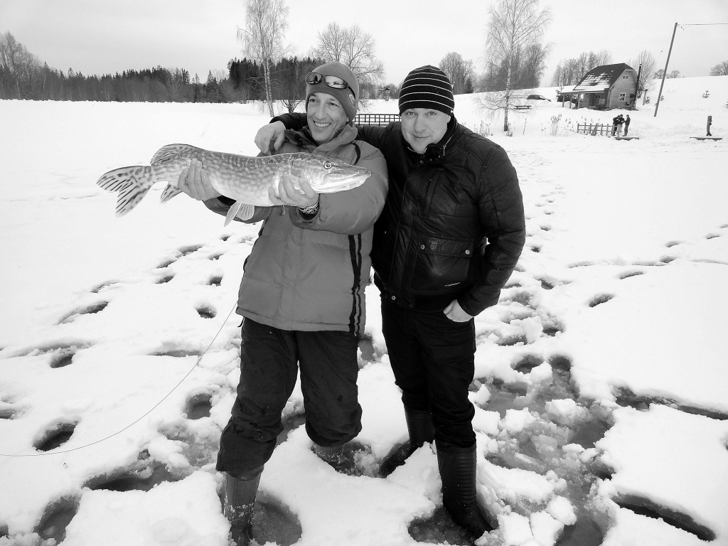Cope atpūtas un sporta kompleksā “Trīssaliņas”. Ciemos pie “Trīssaliņu” saimnieka Aigara Šmulāna (no labās) televīzijas raidījuma “Zveja” vadītājs Edgars Zveja.                                                                       

Autors: FOTO: NO PERSONĪGĀ ARHĪVA