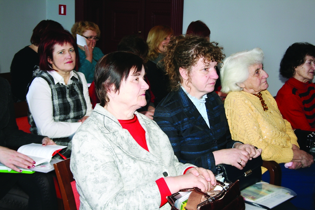 Latvijas Sarkanā Krusta Valkas komitejas konferences delegātes Ņina Laurenoviča un Aelita Punkstiņa (abas priekšplānā) ir pārliecinātas, – ja cilvēki paši būtu uzņēmīgāki, sociālo palīdzību vajadzētu mazāk. 

Autors: FOTO: AIVARS ZILBERS