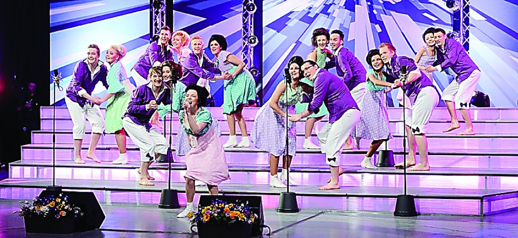 TV3 šova “Koru kari 3” Dobeles Violetajā ceriņu korī dzied valcēniete Sabīne Metus (pirmajā pārī no kreisās puses).                                                                                                                                                                
Autors: FOTO: NO PERSONĪGĀ ARHĪVA