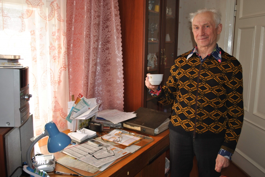 Pensionārs Broņislavs Pundurs ir čakls, tāpēc darbi lauku sētā sokas raiti un brīvā laika ir gana daudz. Pie savas ierastās tases kafijas viņš nolēma, ka vēlas iemācīties ko jaunu – apgūt datorprasmes.
Autors: SANTA SINKA