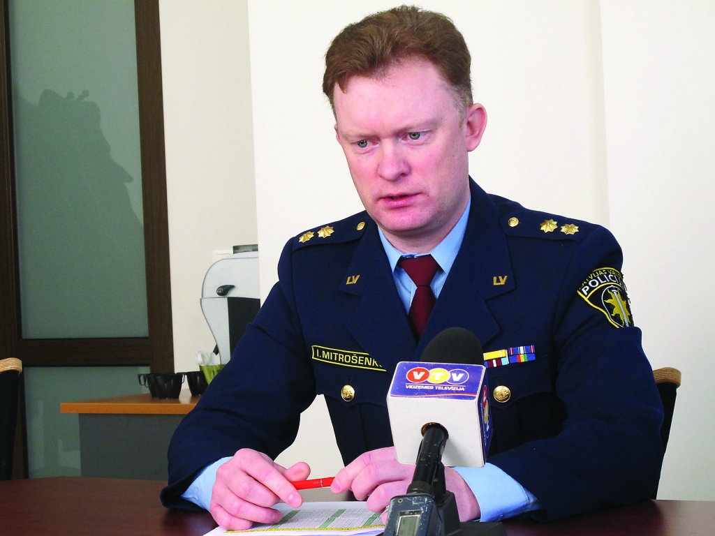 Valsts policijas Vidzemes reģiona pārvaldes priekšnieks Imants Mitrošenko aicina iedzīvotājus būt uzmanīgākiem un rūpēties par sava īpašuma drošību.                                                                                            

Autors:  INGA KARPOVA
