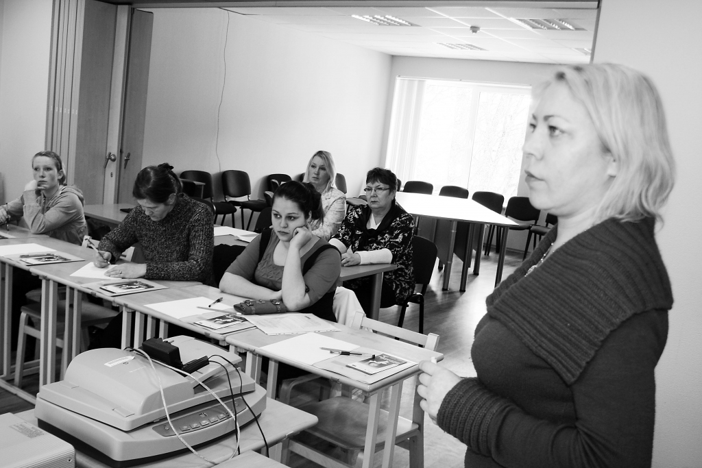 Valsts sociālās apdrošināšanas aģentūras Valkas klientu apkalpošanas centra vecākā inspektore Una Ķieģelmane (priekšplānā) varēja paziņot, ka ir sākusies valdības solītā par bērna kopšanu palielinātā pabalsta izmaksa.                                                                                                                  

Autors:  AIVARS ZILBERS