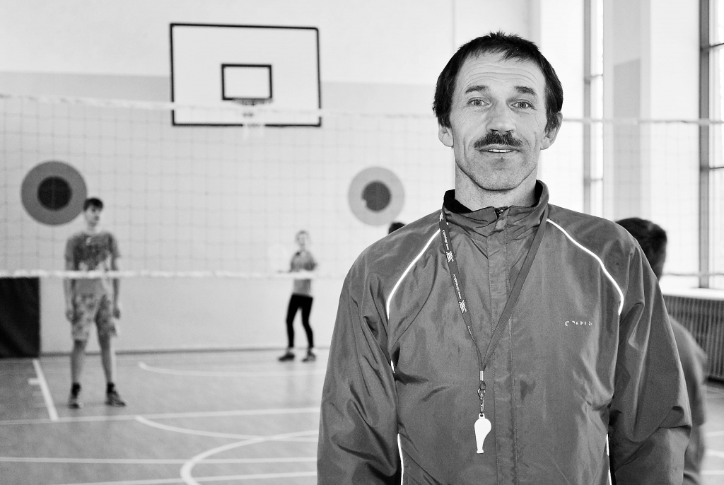 Grundzāles pamatskolas sporta skolotājs Māris Stabiņš ir tas, kurš spēj bērniem parādīt orientēšanās sporta aizraujošo pusi.          
Autors:  SANTA SINKA