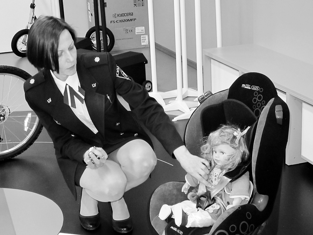 Valsts policijas Vidzemes reģiona pārvaldes vecākā inspektore Dace Jukāma ir pārliecināta, ka par drošību automašīnās ir jāstāsta ne tikai pieaugušajiem, bet arī bērniem jau kopš mazotnes.                                                                                                                                                                               

Autors:   INGA KARPOVA