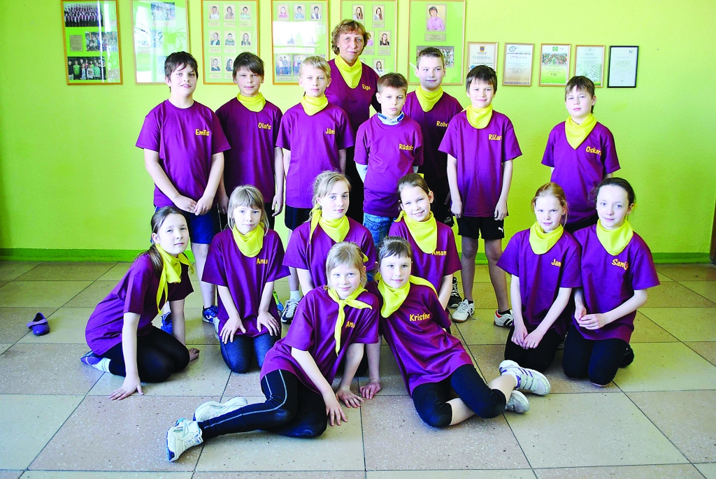 Smiltenes Trīs pakalnu sākumskolas Ritmikas dienā 4. līdz 6. klašu grupā labākie 4.a klases skolēni ar savu audzinātāju Elgu Krilovu. Viņi iepatikās gan žūrijai, gan īpašajam atbalstītājam.                                            
Autors:  SANTA SINKA
