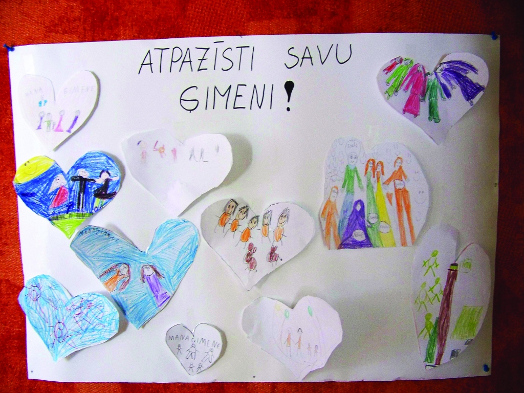 Bērni uzzīmēja savu ģimeni, kura vecākiem vēlāk bija jāatmin.