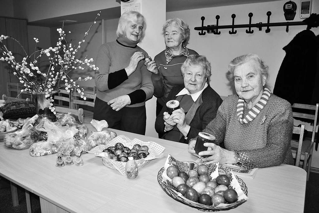 Smiltenes pensionāru klubiņa aktīvistes Izolda Krūmiņa (no kreisās), Māra Kārkliņa, Ilze Dudele un Valija Nadziņa vēl šodien aicina uz Lieldienu izstādi, kurā ikvienam ir iespēja savā īpašumā iegūt vietējo darinājumus vai ražojumus.                                                                                         

Autors:  SANTA SINKA