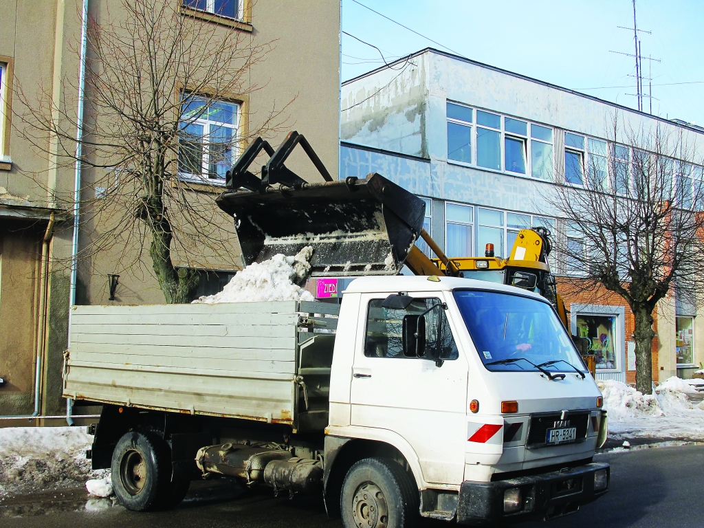 Šoziem pilsētas teritorijas apsaimniekotāji sniegu no Valkas izveda tik daudz kā nekad agrāk, tādēļ ielu uzturētājiem tā kļuva par dārgāko ziemu. 
                                                                                                                                                                                                                                                                          

Autors:  INGA KARPOVA