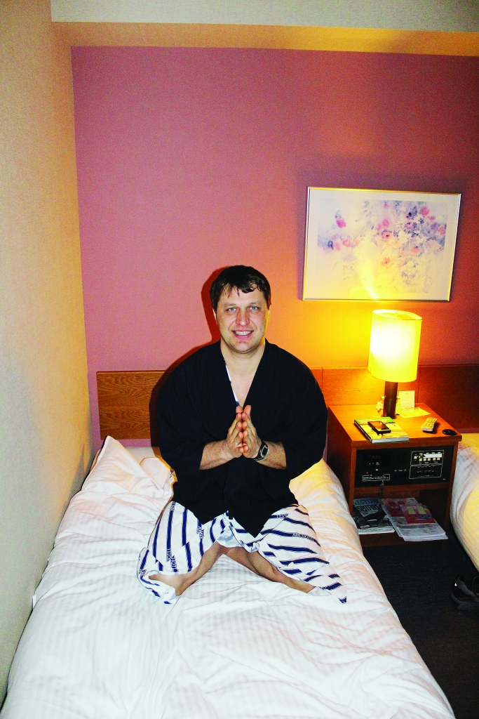 Andrim kimono tērps viesnīcā šķita dīvains.
