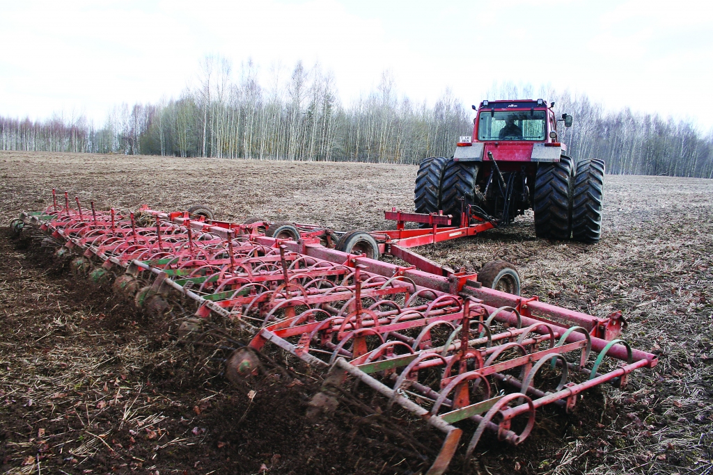 Vakar SIA “Valdro-Agro” mehanizatori sāka kultivēt sējai paredzētos laukus.                                                                                                             
Autors:  AIVARS ZILBERS