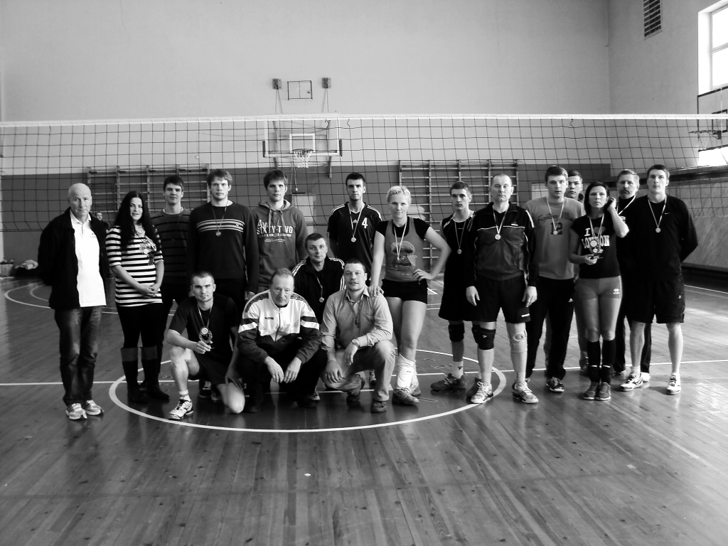Noslēdzies Strenču novada atklātais čempionāts volejbolā, kurā godalgotās vietas sadalīja komandas no Valkas, Kārķiem un Smiltenes.                                                                                                                              
Autors:  NO PERSONĪGĀ ARHĪVA