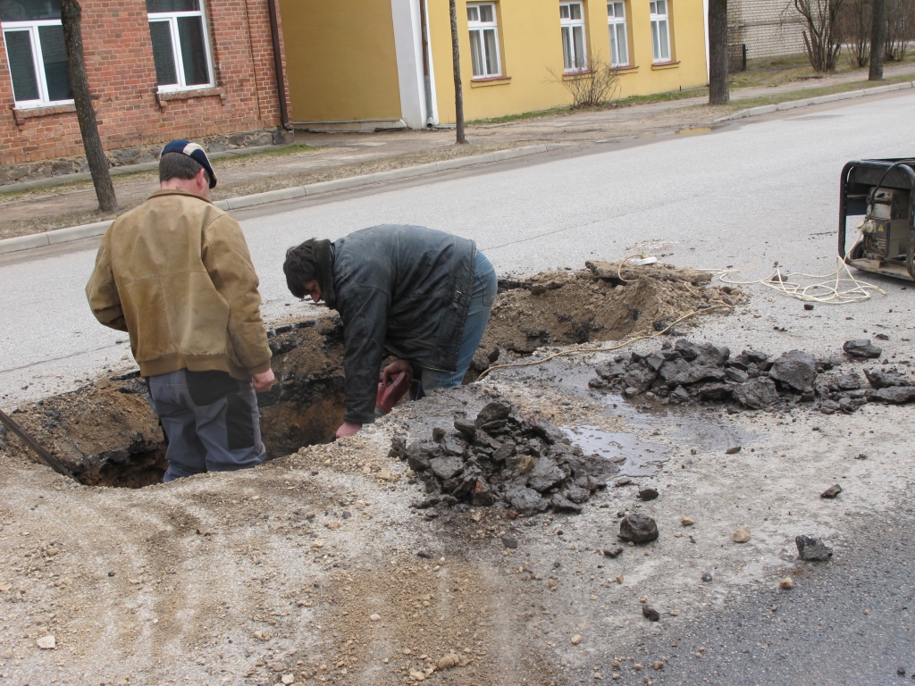 Valkas novada domes Ūdensapgādes un kanalizācijas nodaļas vīri operatīvi novērš radušos avāriju.                                                          

Autors:  ALDIS DUBĻĀNS